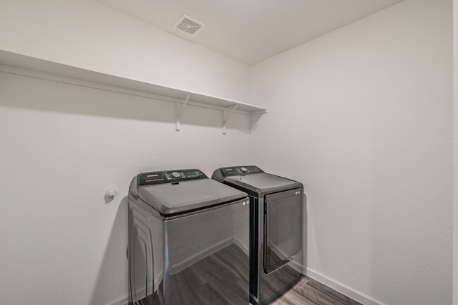 Building Photo - Like new 4 bedroom 2.5 bath in Villages of...