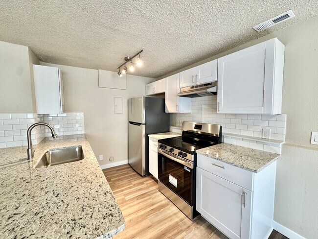 Building Photo - Newly Renovated 2 Bedroom/1 Bath! Option of TWO MONTHS FREE RENT!