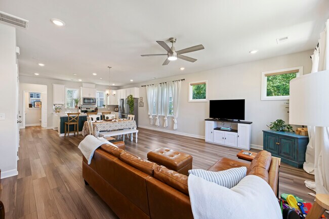 Building Photo - 210 Winding River Dr