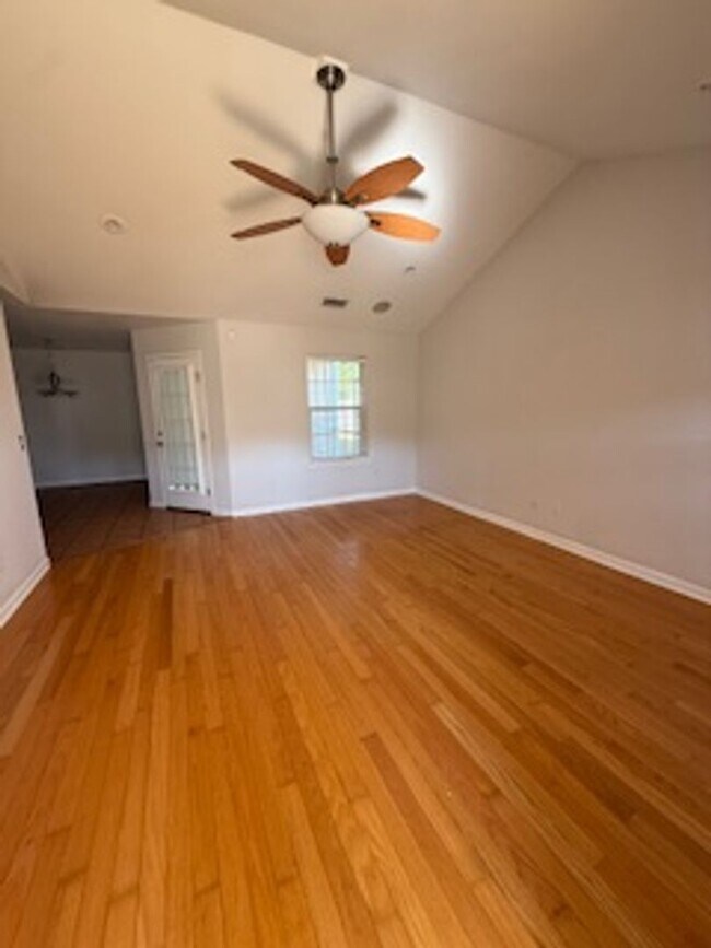 Building Photo - 4556 Deslin Dr