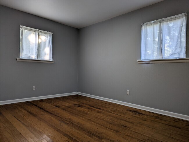 Building Photo - 2008 E Huntsville Rd