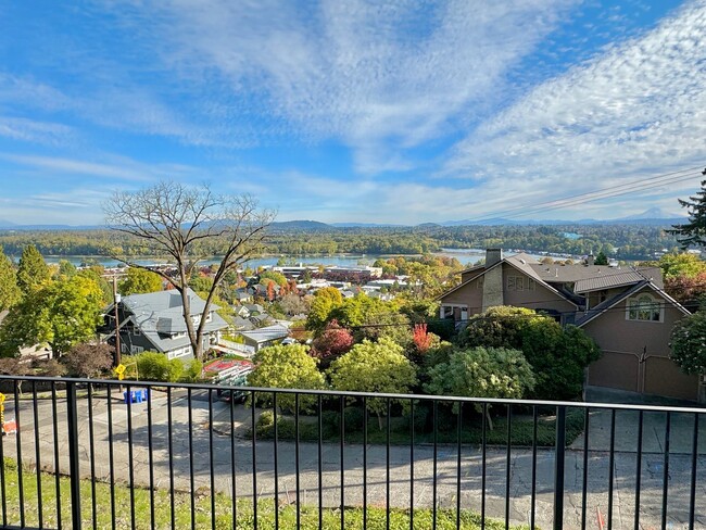 Building Photo - South Portland Hilltop Ranch Home with Ind...