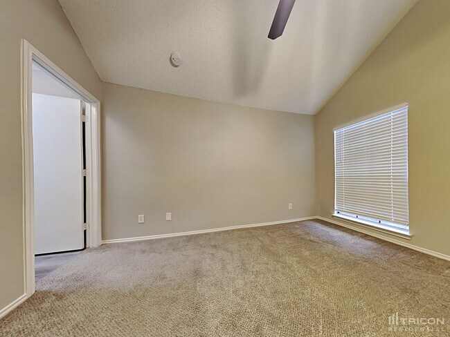 Building Photo - 906 Sylvan Creek Dr