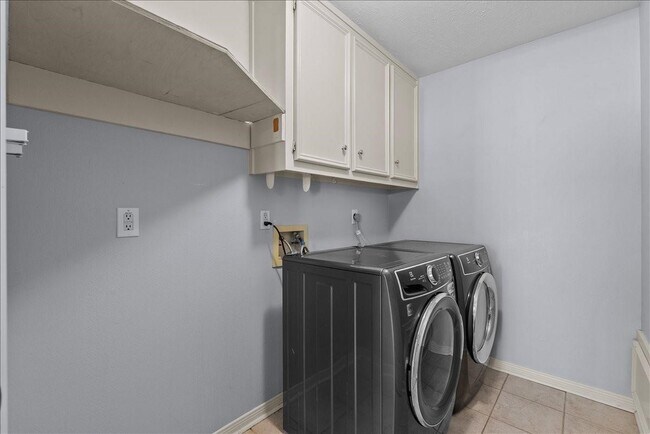 Building Photo - 2422 Fairwind Dr