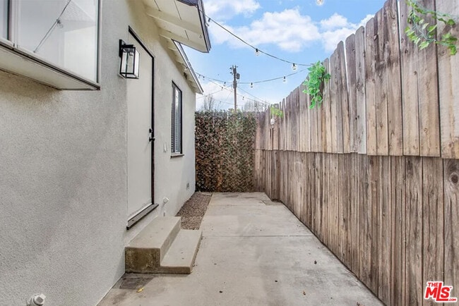 Building Photo - 17226 Vanowen St