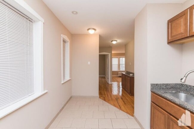Building Photo - 2 bedroom in Chicago IL 60626