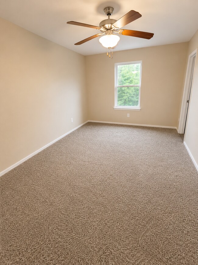 Building Photo - 901 Carla Kay Dr