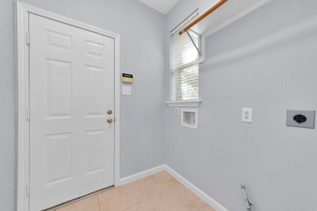 Building Photo - 1819 Misty Falls Ln