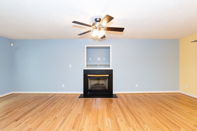 Building Photo - 8 Woodcliff Cir