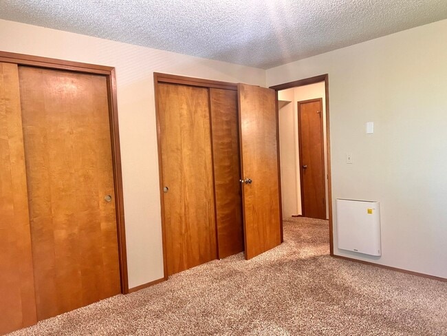 Building Photo - Eastside Olympia/ Must See! Available Now-2bd 1bath
