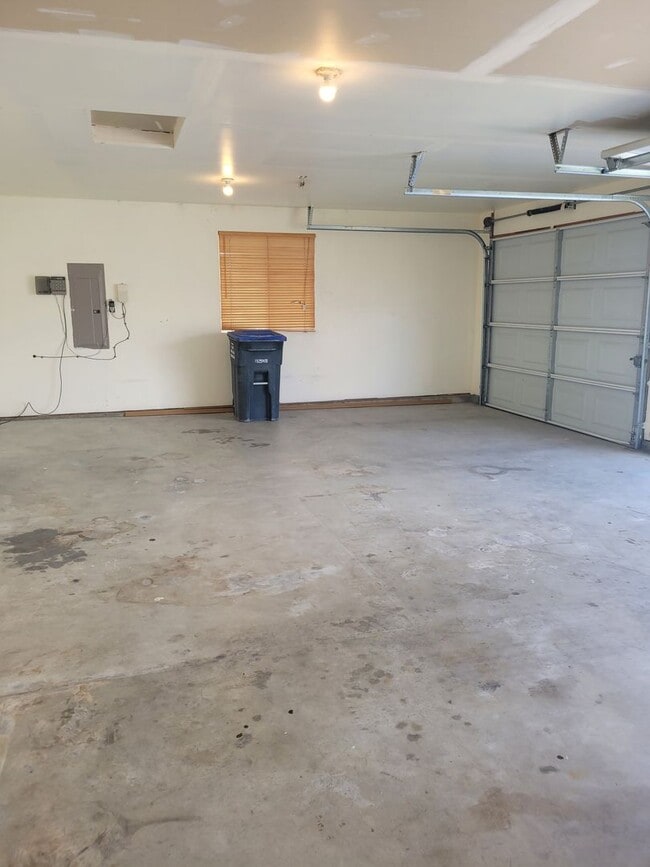 Building Photo - August Rent FREE - 4 Bedroom / Triple Car Garage