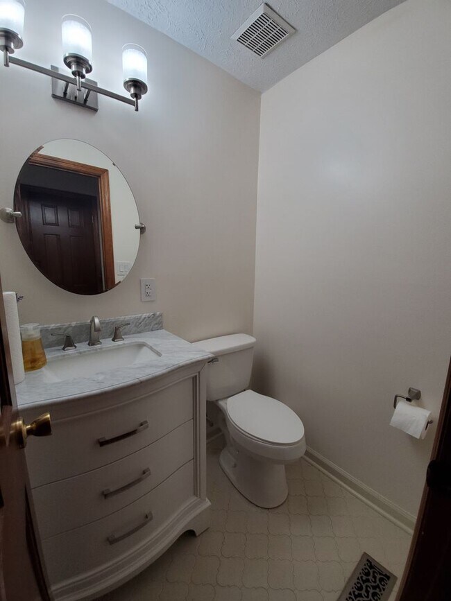 Building Photo - 225 Woodglen Dr