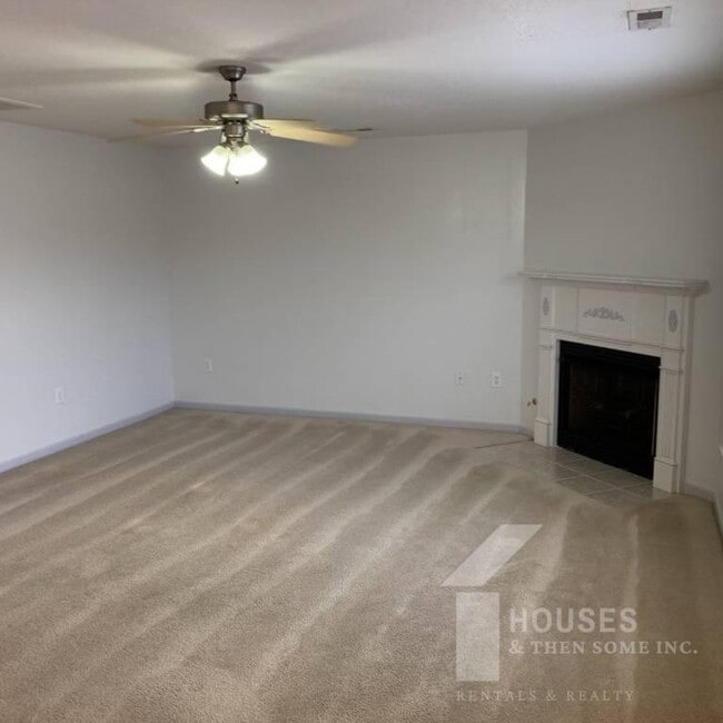 Building Photo - 18 Whitethorn Ln