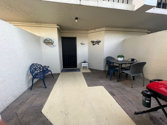 Building Photo - Furnished 2 bedroom 2 Bath condo in a Wond...