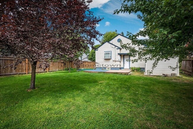 Building Photo - Well-Maintained 3 Bed 2 Bath Cottage in Do...