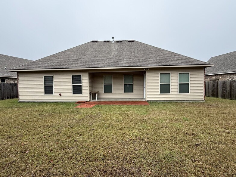 Building Photo - 734 Red Pine Dr