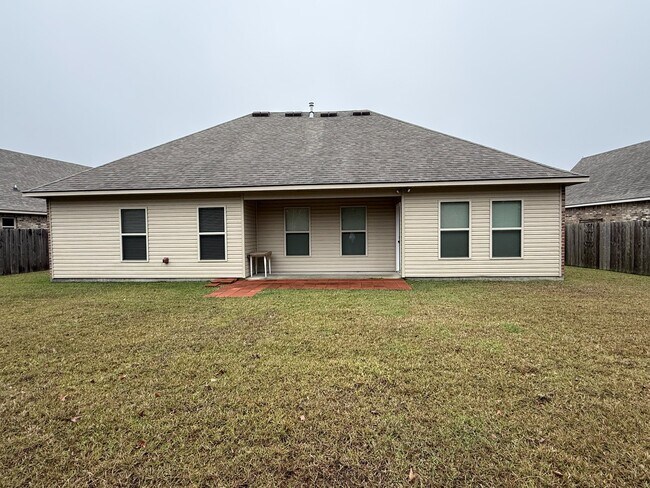 Building Photo - 734 Red Pine Dr