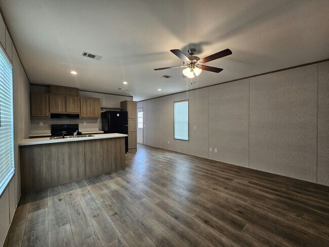 Building Photo - 518 Suwanee Dr