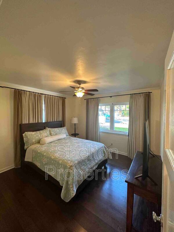 Building Photo - 2026 N Laurel Ave