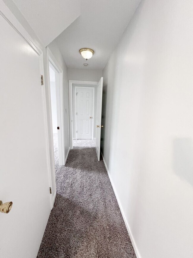 Building Photo - 3 Bedroom 2 Bathroom Home located on a cor...