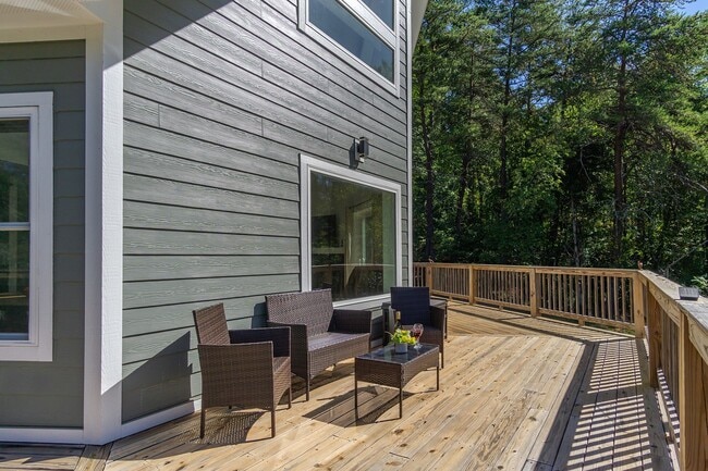 Building Photo - Candler Rental!