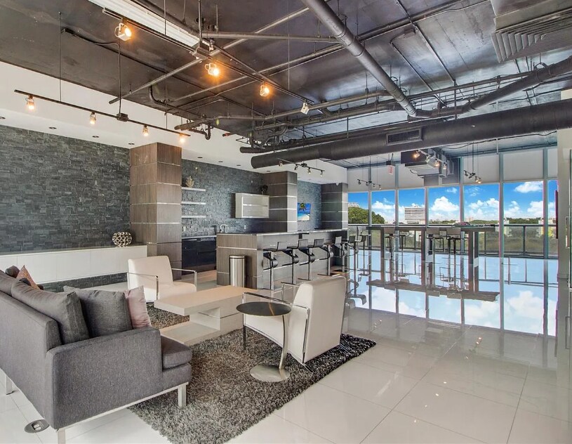 Building Photo - 601 NE 36th St