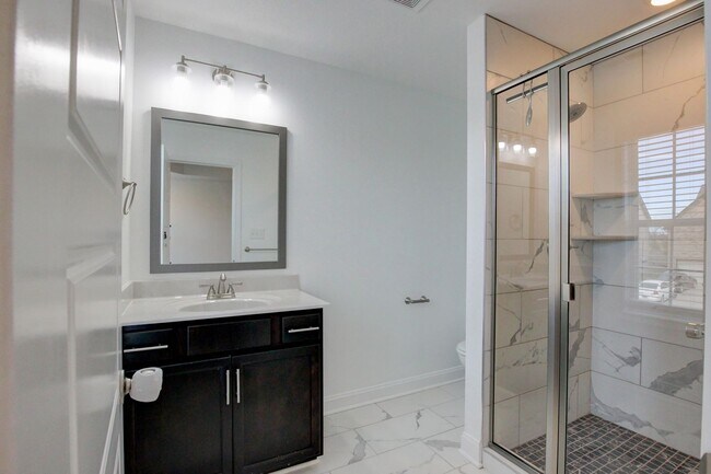 Building Photo - Fresh and so Clean Clean Close to Everything!