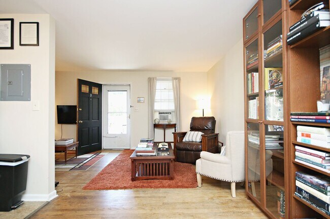 Building Photo - Walkable 1BR Off-Grounds UVA Apartment For 2026–2027 Academic year