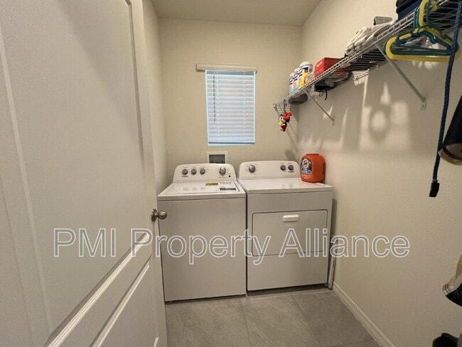 Building Photo - 617 Autumn Breeze St