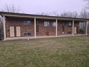 Building Photo - Oak Ridge 37830 - 1 Bedroom, 1 Bath Apartment - Contact Lisa Vineyard and Shannon Russell (865) 2...