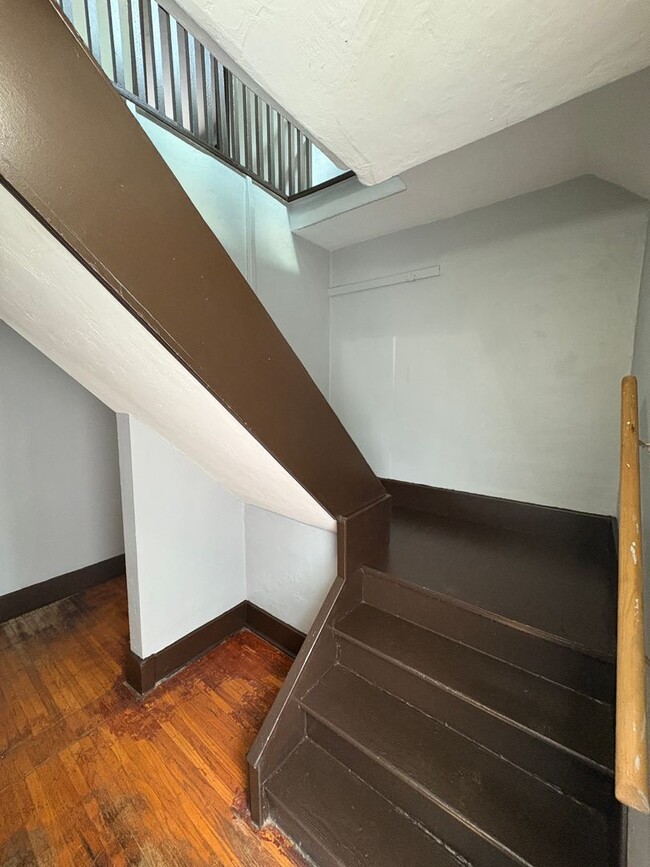 Building Photo - Large Kitchen, Hardwood Floors, Laundry included