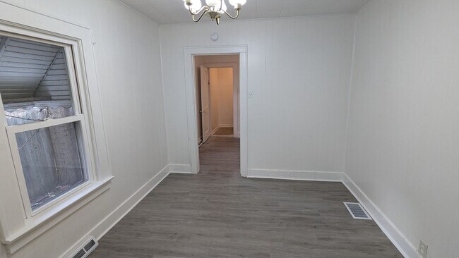 Building Photo - Charming 5-bedroom home located in the heart of Akron