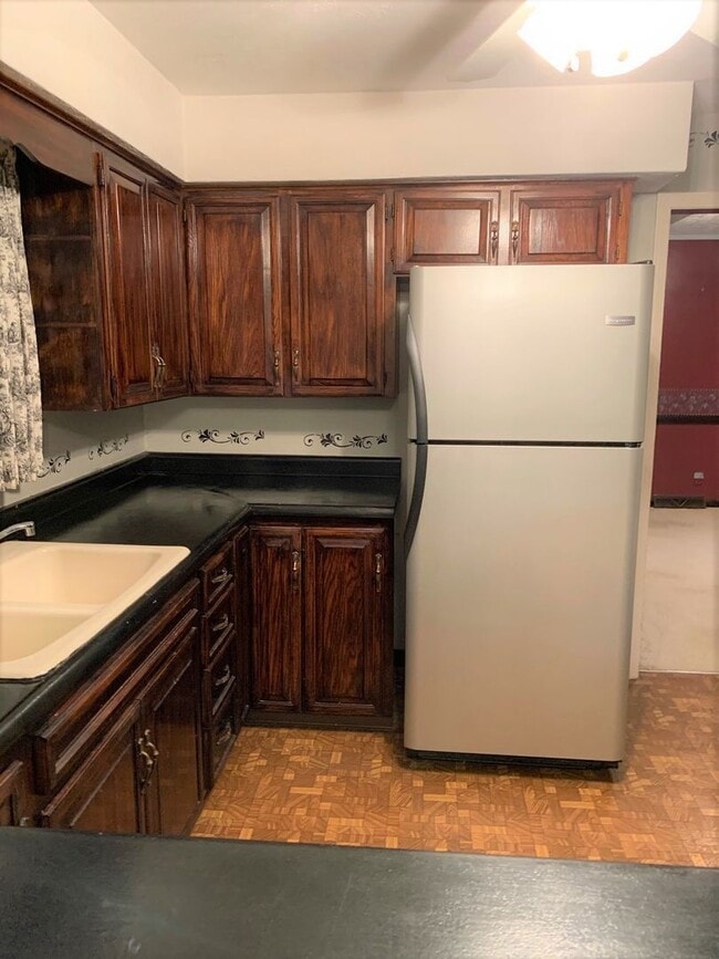 Building Photo - 3 Bedroom / 2 Bath Brick Home Johnson City...