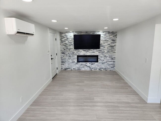 Building Photo - Modern Style and Luxury Amenities in Ephra...