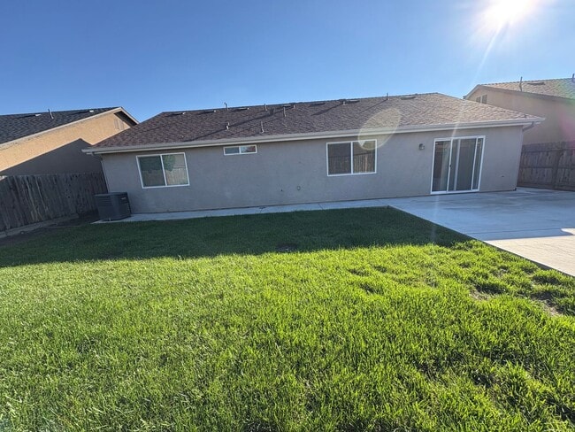 Building Photo - Beautiful Visalia Home Available Now!