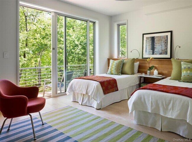 Building Photo - 425 Lake Dr