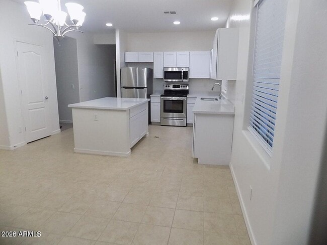 Building Photo - 41298 W Park Hill Dr