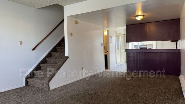 Building Photo - 25 Royal Crest Dr