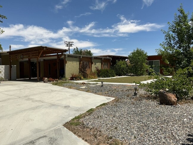 Building Photo - High Desert Retreat- 3 Bedrooms, 2 Bathroo...