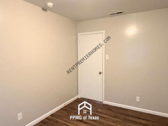 Building Photo - 10112 Palo Alto Dr