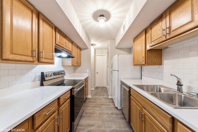 Building Photo - 560 Shorely Dr