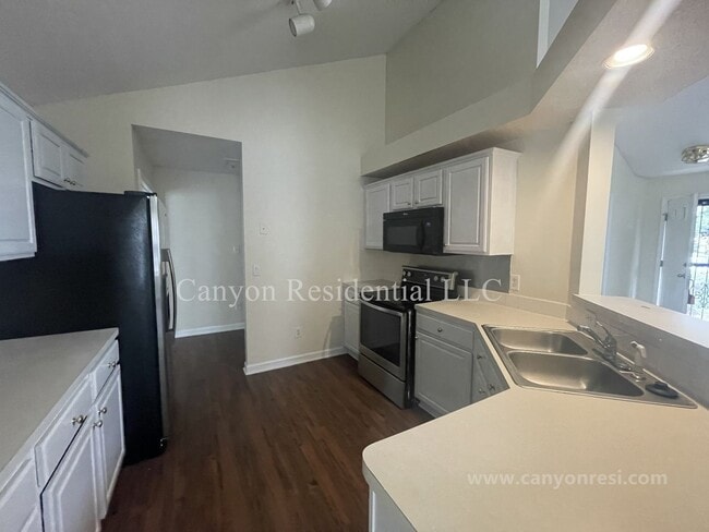 Building Photo - Beautiful 3b Room!Move in ready!