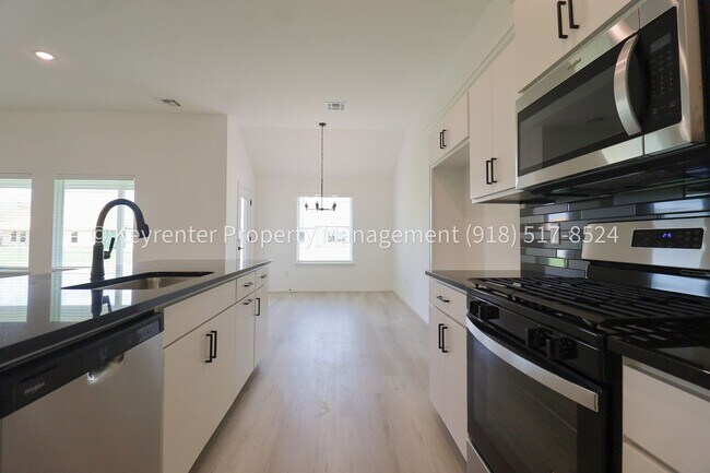 Building Photo - 2908 S Redwood Ave