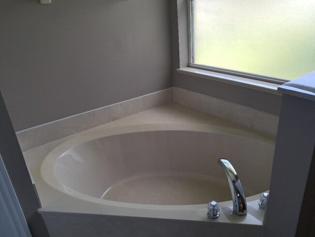 Building Photo - 242 SW Amesbury Ave