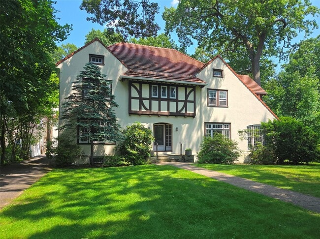 Primary Photo - 134 Pelhamdale Ave