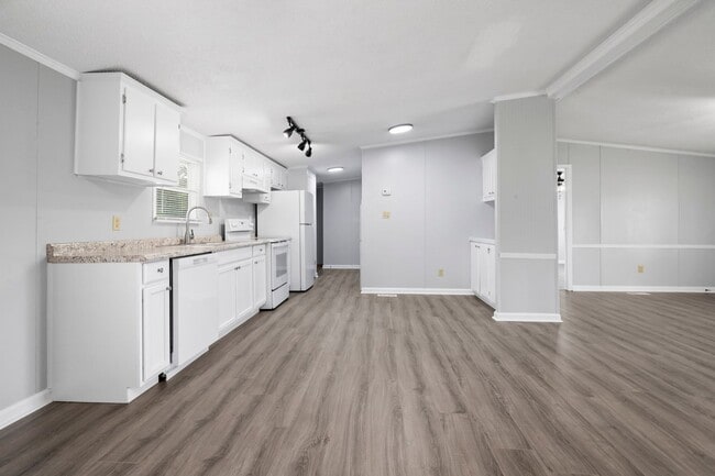 Building Photo - 3 Bed 2 Bath Home Close to Fort Bragg