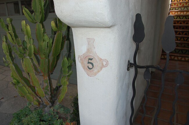 Building Photo - Spanish Style Downtown Townhome