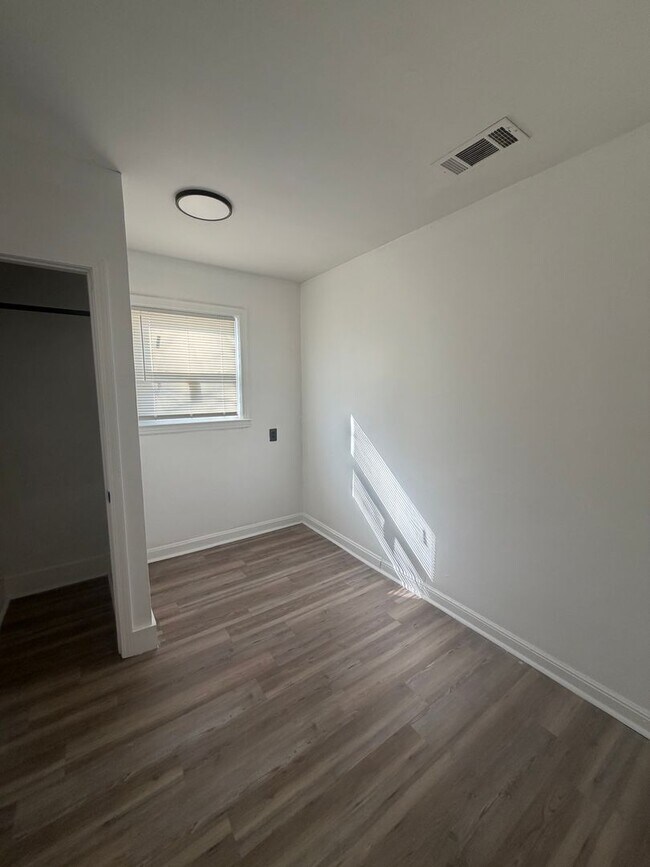 Building Photo - 890 Charles Pl