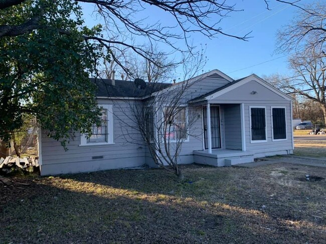 Building Photo - COMING EARLY APRIL 1ST! 3 Bed 2 Bath House...