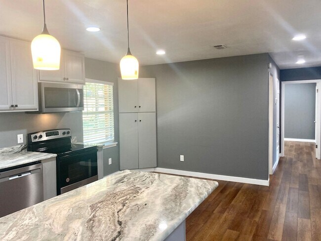 Building Photo - 901 Avenue E